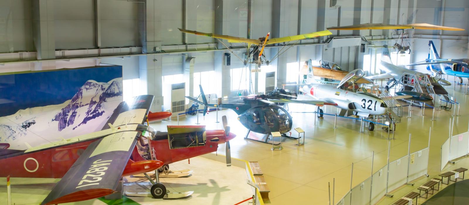 入館して目を奪われるのは、実物の航空機が並ぶダイナミックな展示エリア。