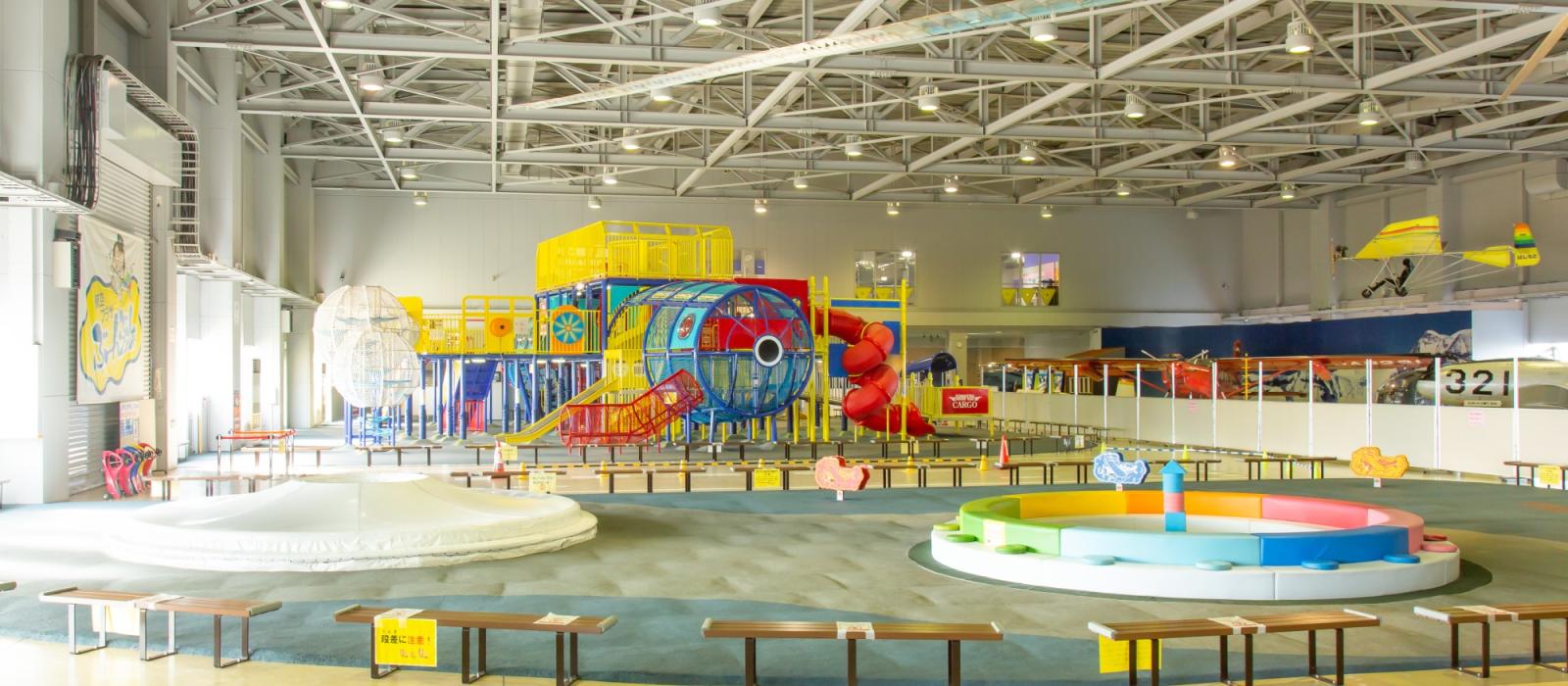 航空プラザがファミリーに圧倒的支持を得る最大の理由が、屋内遊具広場「ぶ〜んぶんワールド」。 