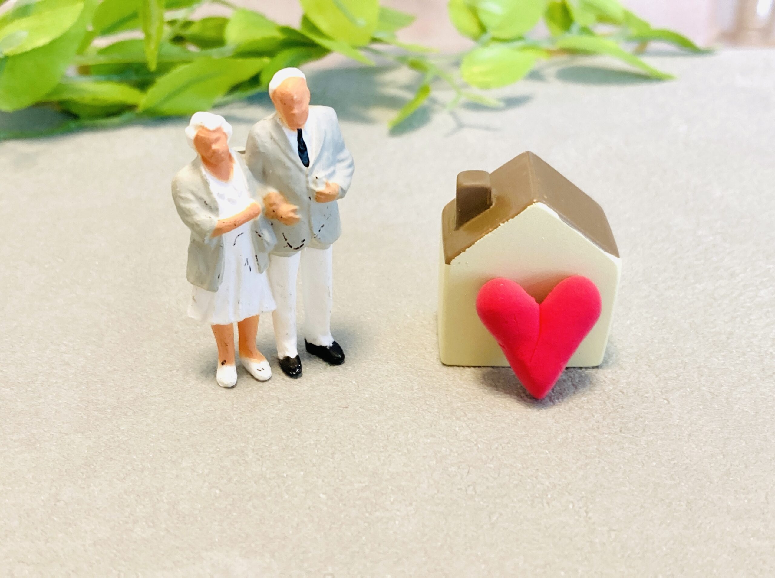 会社員とフリーランスの年金受給額の差は月約7.7万円、生涯では約2,310万円に達する可能性があります。