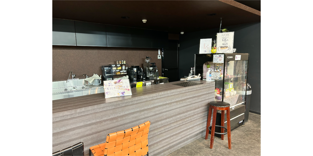 エフェクト福岡にはカフェがあります。軽食や飲み物を提供しています。