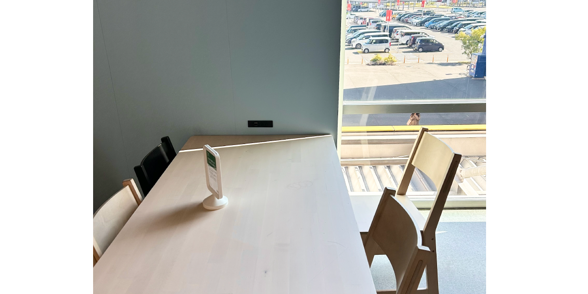 IKEA福岡神宮店のフードコートにはコンセントがあるので充電できます。リモートワークやパソコン作業、勉強にもおすすめです。