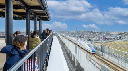屋上展望室エリア。こちらからは走行中の新幹線を室内外どちらからでも眺められ、天気が良ければ白山の山並みを背景に写真を撮る絶好のスポットです。