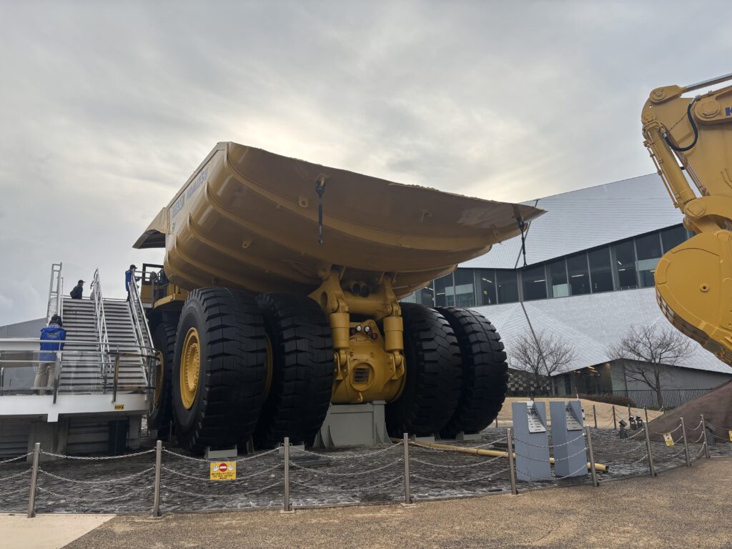 重機好きな子ども大興奮！「こまつの杜」でできる超大型建機の展示と搭乗体験