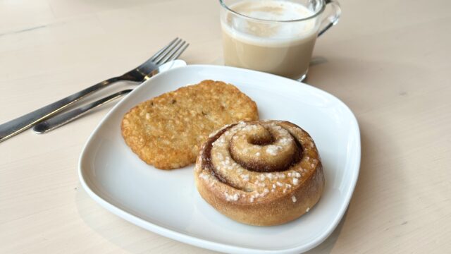 IKEAのモーニングは、シナモンロールとハッシュポテトのセットで１００円と安い