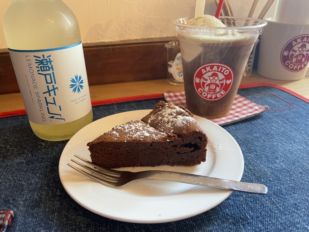 香川・直島のオススメカフェ①「アカイトコーヒー」のガトーショコラ