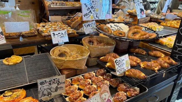 小松市にある「ベイカーズロリアン」は、南加賀で屈指の人気を誇るベーカリーの一つ。おかず系を中心に豊富なラインナップが魅力です。