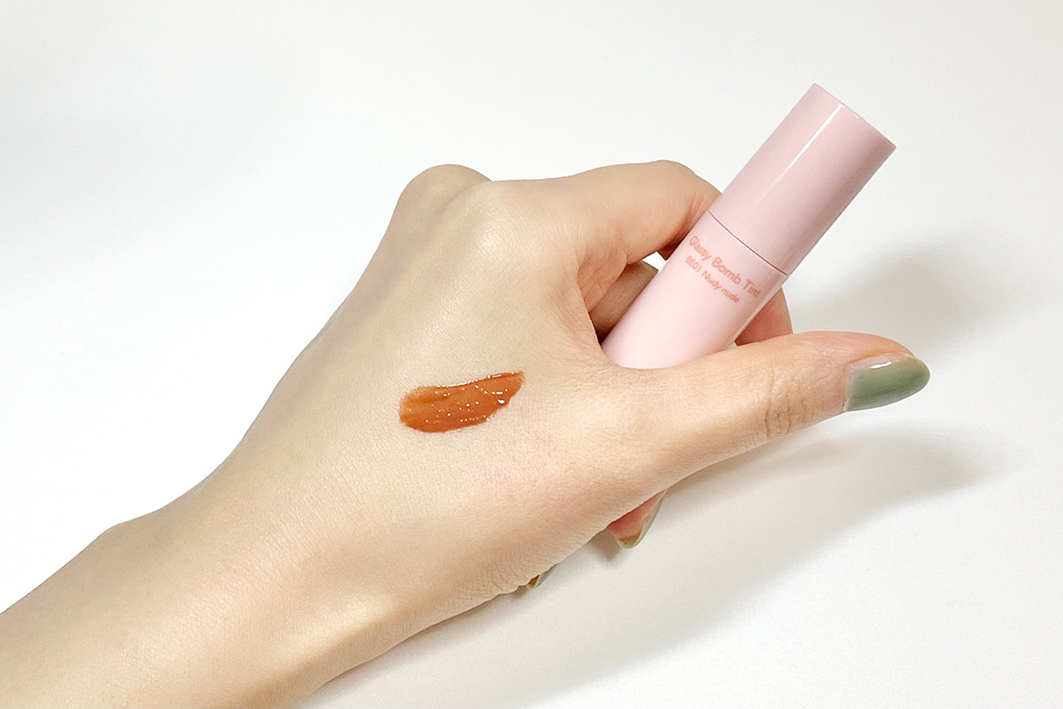 アンドバイロムアンドのグラッシーボムティントの色比較❘ヌーディヌード