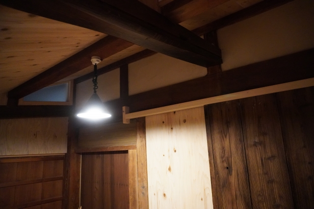 「村まるごとホテル」は、 専門用語でいうと分散型ホテルという形です。 分散型ホテルとは「客室や機能を一つの建物にまとめるのではなく、地域に点在させて、エリア全体を一つのホテルとして運営する形」のことをいいます