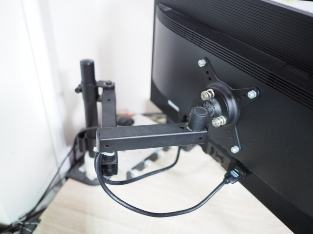 集中力が続くデスクガジェット｜モニターアーム