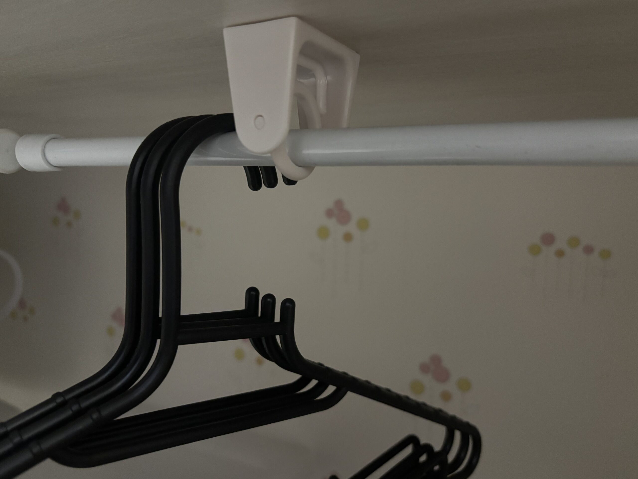 100均グッズだけで浮かせる収納が叶う②セリアのリングブラケットでハンガー掛けを増やす