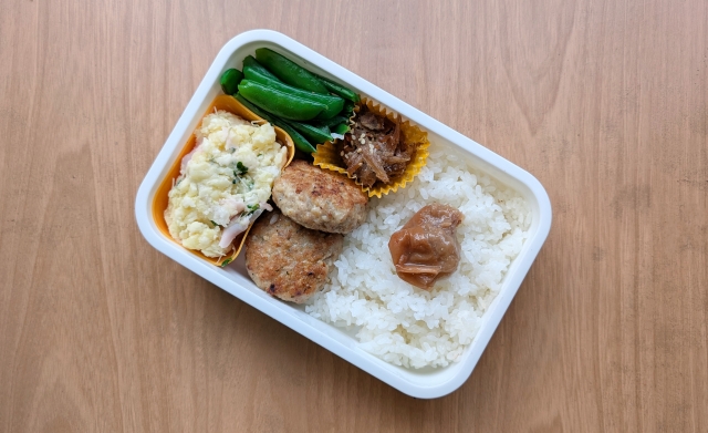 豆腐とひき肉を混ぜて焼くだけで、軽めなのに満足感のある一品に。 