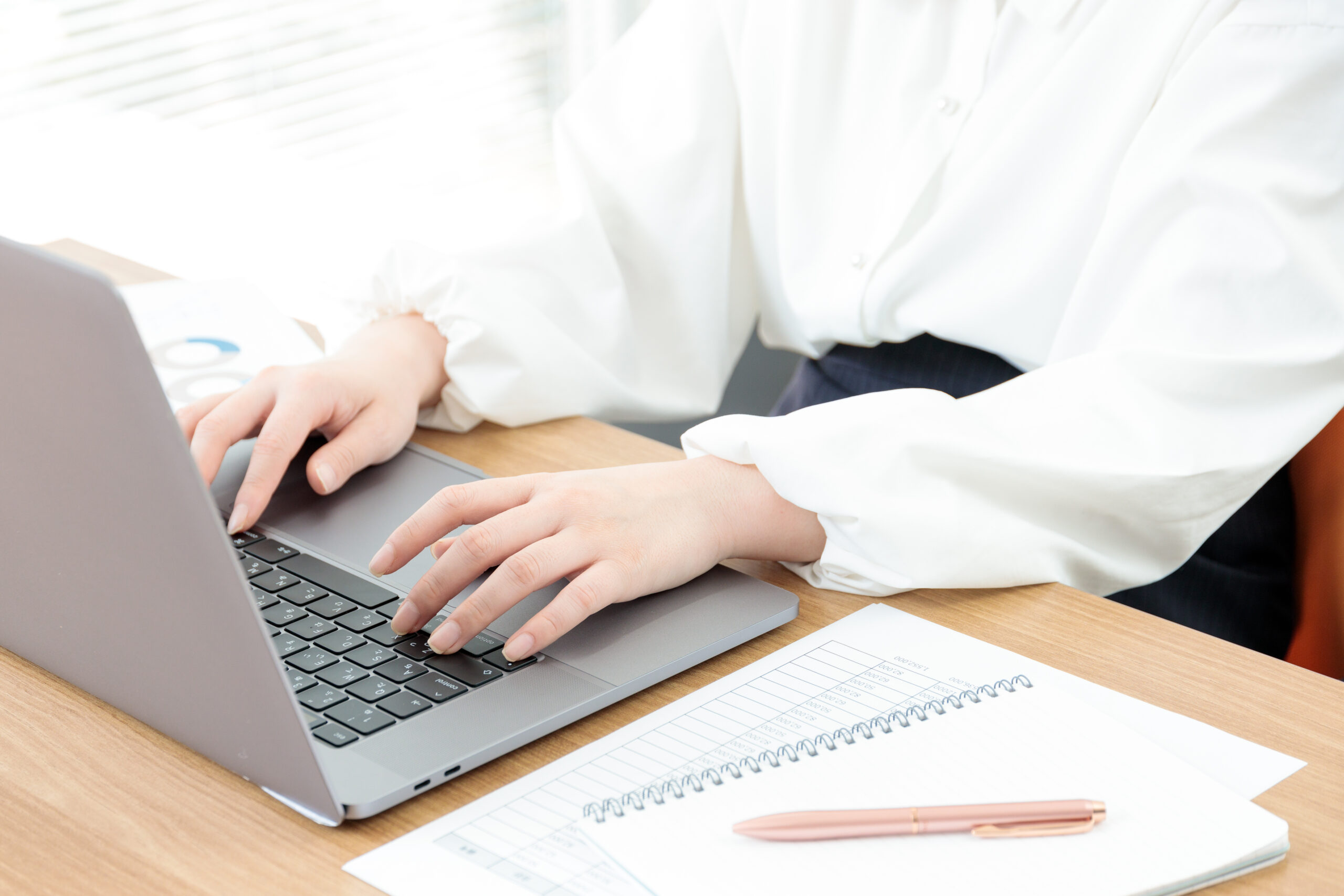 適切な構成、わかりやすい件名、簡潔な本文、正しい敬語の使用、そして相手への配慮を忘れずに作成することで、円滑なビジネスコミュニケーションが実現できます。 