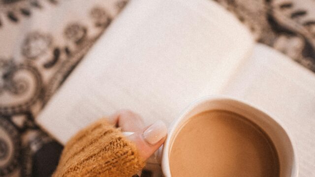 暖房の設定温度を1℃下げる代わりに、ひざ掛けやルームウェアを取り入れるだけでも体感温度は大きく変わります