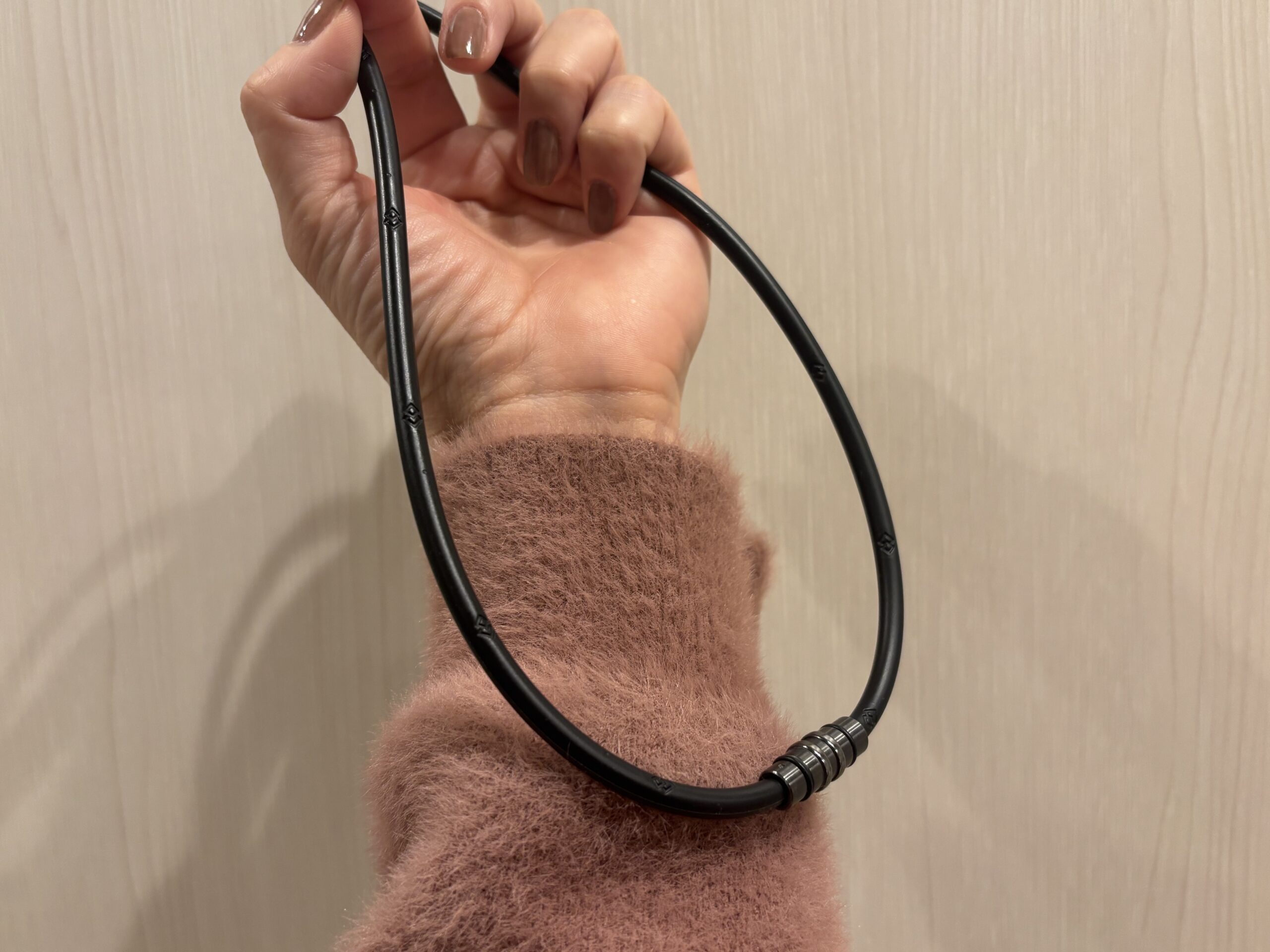 今回購入した「コラントッテ ネックレス CREST SMART」を解説