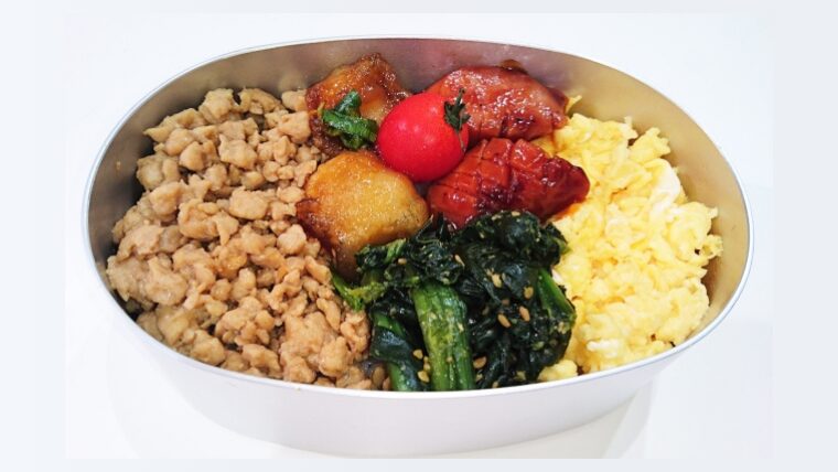 フライパンで卵を炒め、めんつゆで味付けするだけの簡単レシピ。