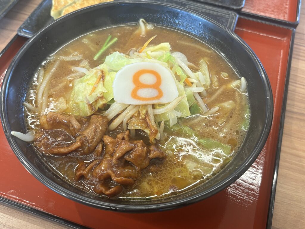 8番らーめんの期間限定メニュー「野菜牛もつ煮らーめん」の魅力