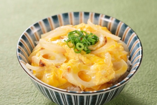 石川の誇り「とり野菜みそ」のアレンジ①とり野菜みそ ちくわ玉子丼