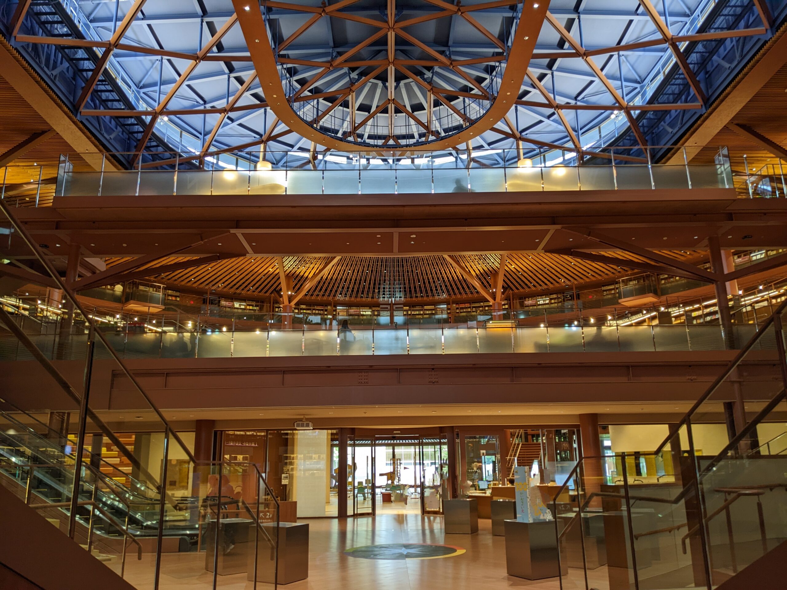 「観光スポット」として注目されている石川県で話題のおしゃれ図書館「石川県立図書館」