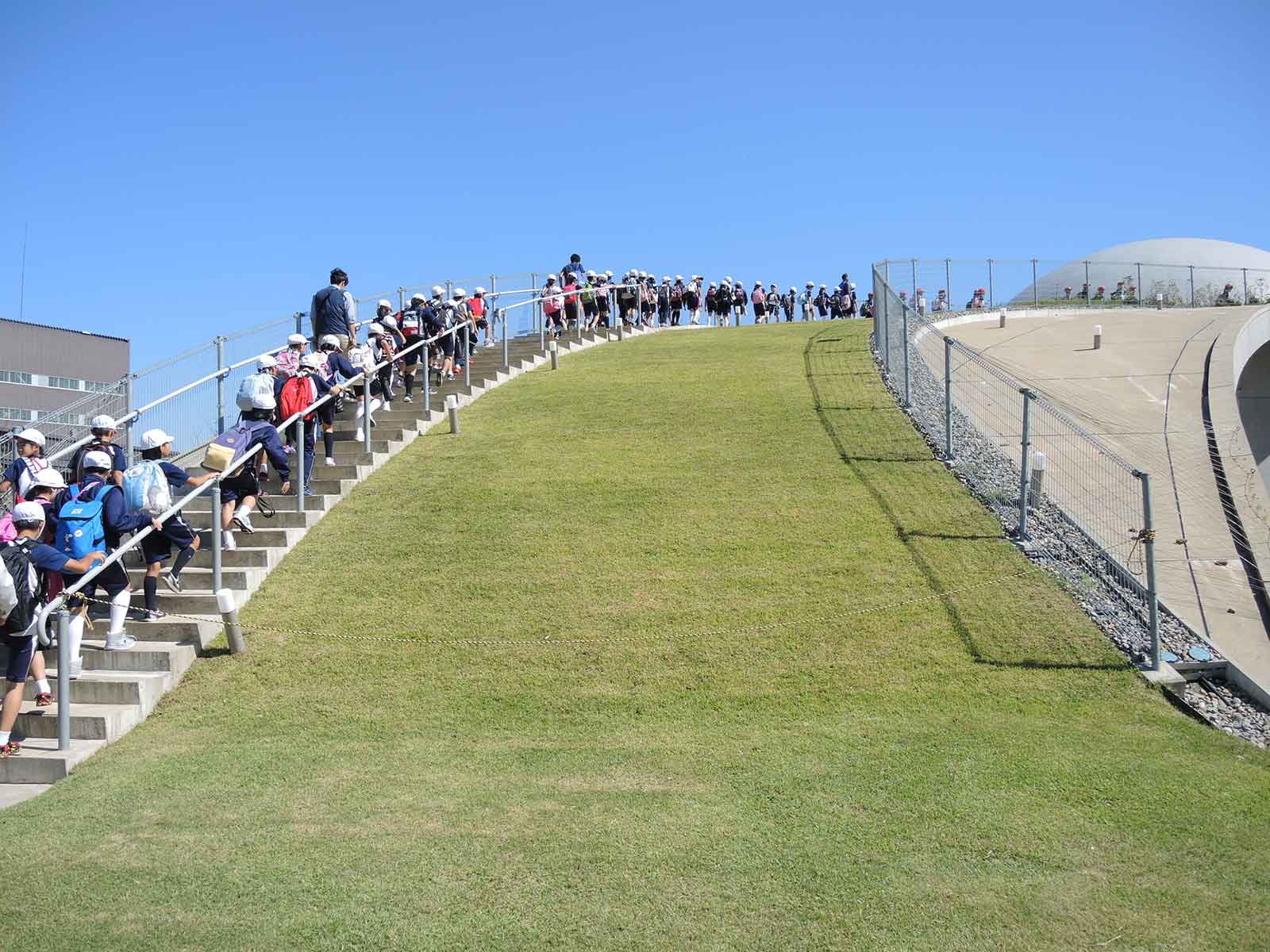 サイエンスヒルズこまつを親子で楽しむポイント|開放感抜群！屋上庭園「わくわく広場」