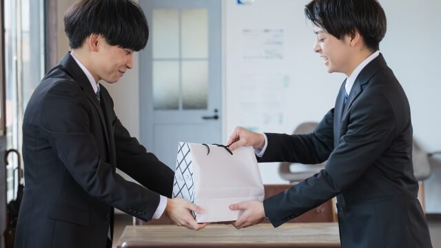 異動の挨拶で失敗しない！菓子折りを渡すタイミングは？
