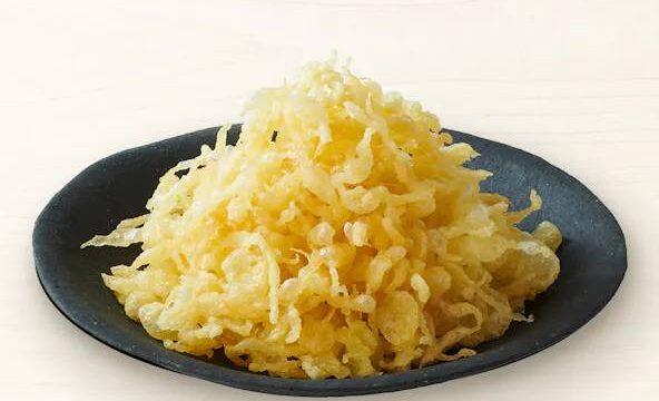 丸亀製麺の冬限定 「肉がさね玉子あんかけうどん」おすすめトッピング1②天かす