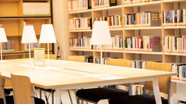 今、大人が図書館を利用する理由とは？【関西でも増加中】