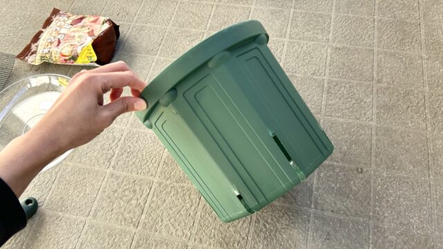 鉢の選び方は、スリットを見る