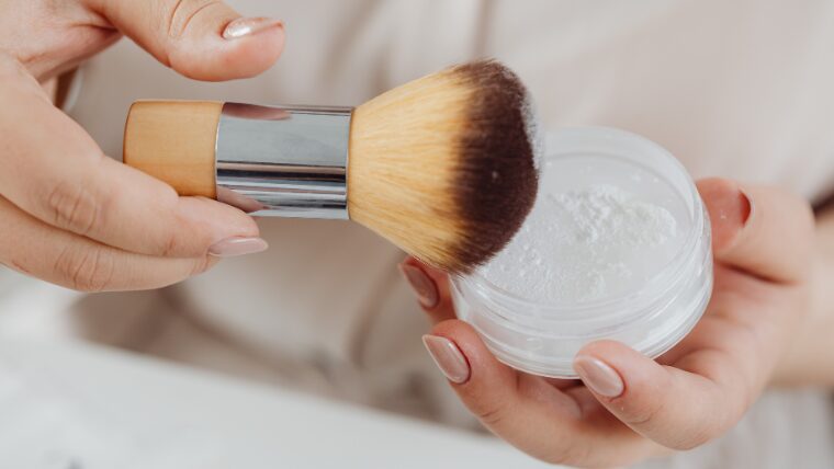 脂性肌に人気のTFITvsメイクキープパウダー　朝から19時まで比較