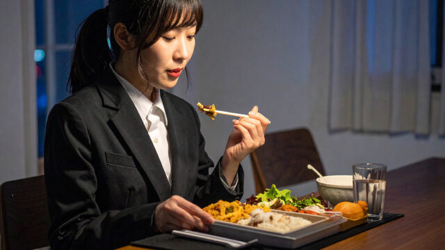 一人暮らし女性がナッシュを使う「3つのメリット」①：夜遅く食べても安心！「糖質30g・塩分2.5g以下」