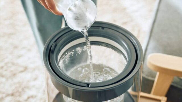 QUADSのスチーム式加湿器は、上から給水しやすくて、一目で残量が分かるのが使いやすくておすすめ