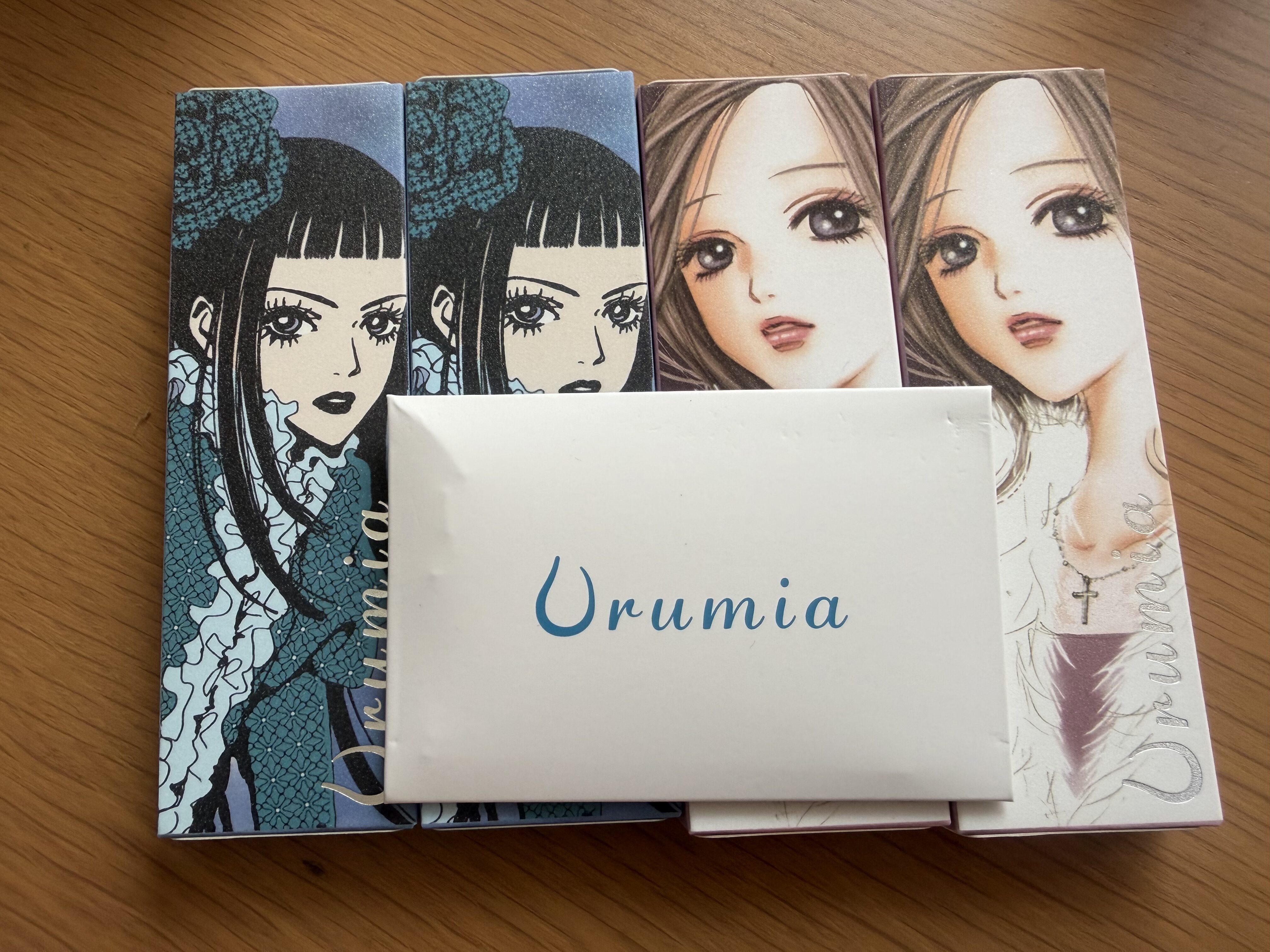 Urumiaのパッケージ4箱と特典封筒を並べた全体カット