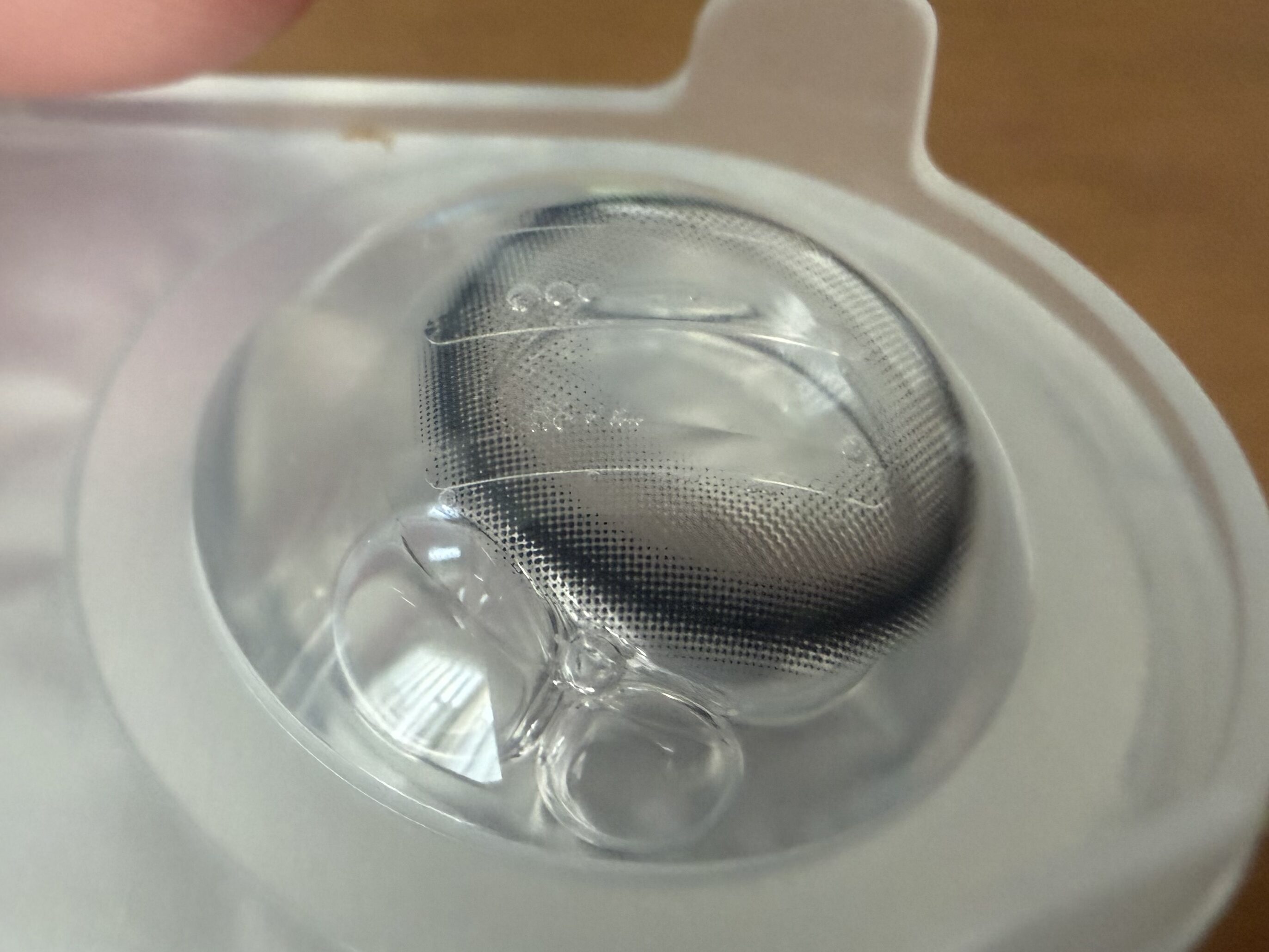 ブリスターに入ったままのレンズのアップ写真（色味がわかりにくい例その1）